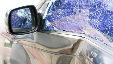 Επιχείρηση για τον απεγκλωβισμό ηλικιωμένου οδηγού μετά από τροχαίο