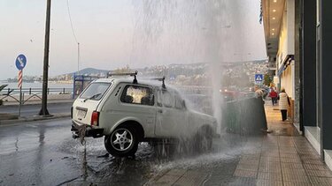 Καβάλα: Τρελή πορεία αυτοκινήτου – Έπεσε πάνω σε κάδο και πυροσβεστικό κρουνό
