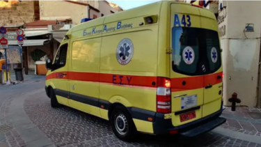 Μηχανή έπεσε πάνω σε φανάρι - Στο νοσοκομείο 19χρονος