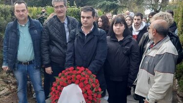 Πολυτεχνείο: Στεφάνι στο μνημείο κατέθεσε αντιπροσωπεία του ΣΥΡΙΖΑ-ΠΣ και της Νεολαίας του