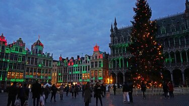 Βέλγιο: Το χριστουγεννιάτικο δέντρο στήθηκε στην Grand-Place των Βρυξελλών	