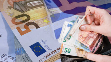 Σε κάθετη πτώση οι καταθέσεις των νοικοκυριών 