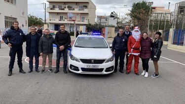 Χάλασε το έλκηθρο και περιπολικό της Άμεσης Δράσης μετέφερε τον Άι Βασίλη 