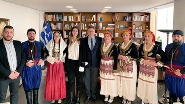 Κρητικά και Ποντιακά κάλαντα άκουσε ο αναπ. ΥΠΕΞ