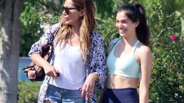 Με κατάξανθα μακριά μαλλιά η κόρη της Βανδή