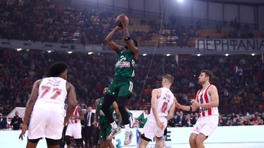 Ντέρμπι με τα όλα του και νίκη του Ολυμπιακού