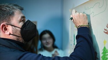 Επίσκεψη Ανδρουλάκη στην «Παιδική Ομπρέλα» στη Θεσσαλονίκη