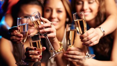 Drunkorexia: Ο φόβος αύξησης βάρους από τις θερμίδες του αλκοόλ