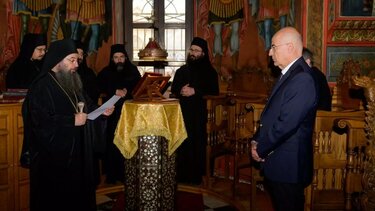 Επιστρέφει Αθήνα ο Ν. Δένδιας, μετά το λιποθυμικό επεισόδιο στο Άγιο Όρος