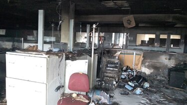 Εμπρησμός στην Εφορία: «Εξουδετέρωσαν» τις κάμερες, όμως οι Αρχές έχουν βιντεοληπτικό υλικό 