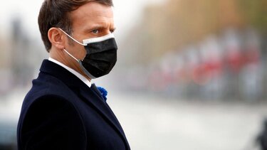 Ο πρόεδρος Μακρόν ξαναβάζει τη μάσκα του για λόγους "ευθύνης"
