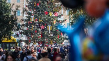 Φόβοι για έξαρση ιώσεων – Ρεβεγιόν χωρίς φιλιά και αγκαλιές