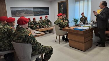 Πρωτοχρονιάτικες ευχές φαντάρων στον Δήμαρχο Ρεθύμνης