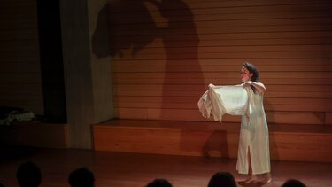  Θερμό χειροκρότημα στην παράσταση «Γέρμα – el cuerpo muerto»