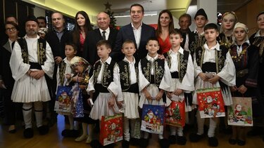 Παραδοσιακά κάλαντα άκουσε ο Αλέξης Τσίπρας	