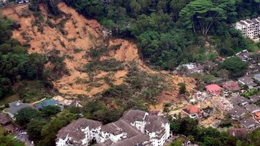 Κατολίσθηση Μαλαισία: Συνεχίζονται οι προσπάθειες εντοπισμού 12 αγνοουμένων 