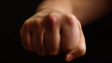 Πυγμάχος ξυλοκόπησε υπάλληλο του Ειρηνοδικείου φεύγοντας από τα μπουζούκια