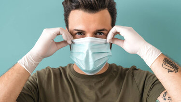 Κορωνοϊός: Στο τραπέζι η επαναφορά της μάσκας στα νοσοκομεία