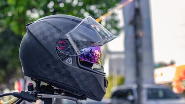 Ξεπέρασαν τους ... βιαστικούς οδηγούς εκείνοι που οδηγούσαν χωρίς κράνος