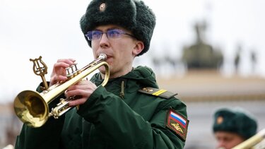 Ρωσία: Στέλνει μουσικούς στο μέτωπο για να τονώσουν το ηθικό του στρατού