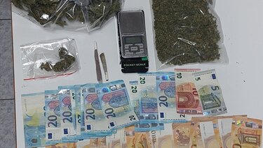 Μετά την έρευνα, με χειροπέδες για τα ναρκωτικά που βρέθηκαν στο σπίτι του