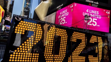 Ο κόσμος ετοιμάζεται να υποδεχθεί τη νέα χρονιά