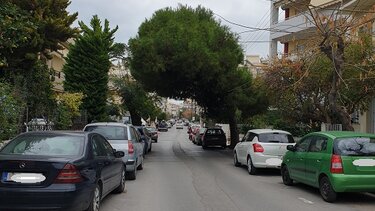 Έτοιμο να πέσει ένα ακόμη πεύκο - Κίνδυνος για κατοίκους και περαστικούς