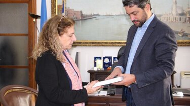 Η σπουδαία συγγραφέας Ρέα Γαλανάκη, επισκέφτηκε τον δήμαρχο Χανίων