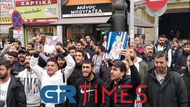 Με φωτογραφίες του Κώστα Φραγκούλη οι Ρομά έξω από τα δικαστήρια