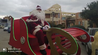 Ο Άγιος Βασίλης με το ξωτικό του και το έλκηθρο ... κυκλοφορούν ανάμεσά μας!