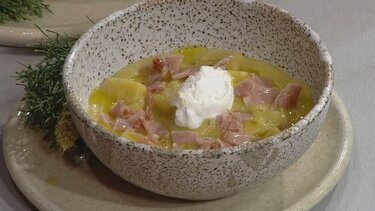 Σούπα σελινόριζας με μήλο και λούντζα