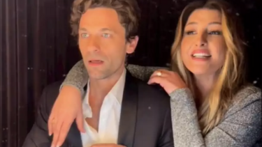 Έλενα Παπαρίζου: Τραγουδάει με τον Αποστόλη Τότσικα το «Μαζί σου»