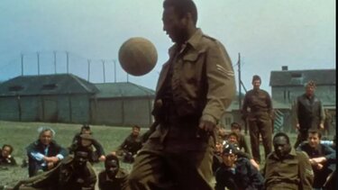 Ο Πελέ μάγεψε και στον κινηματογράφο - Το εντυπωσιακό ανάποδο ψαλίδι στην ταινία «Η μεγάλη απόδραση των 11»
