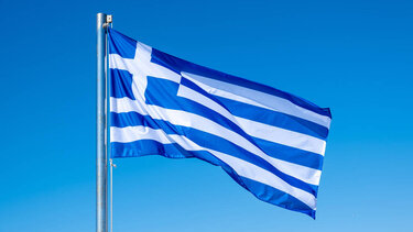 Η ελληνική σημαία από τη Σμύρνη που κυματίζει στη θάλασσα του Αιγαίου