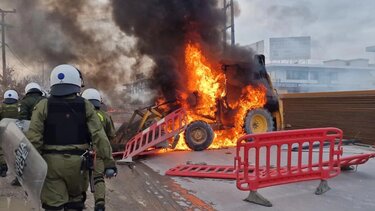 Έκρυθμη η κατάσταση στη Θεσσαλονίκη: Συγκρούονται Ρομά με δυνάμεις των ΜΑΤ