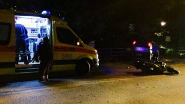 Νεκρός μοτοσυκλετιστής που "καρφώθηκε" σε όχημα