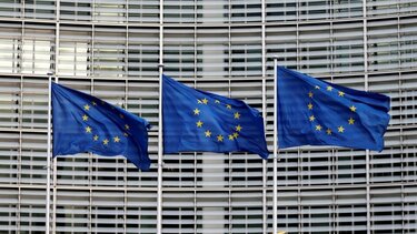 "Kαμπανάκι" της Κομισιόν στην Ελλάδα για τους κανονισμούς σχετικά με το τεκμήριο αθωότητας και το δικαίωμα παρουσίας στη δίκη