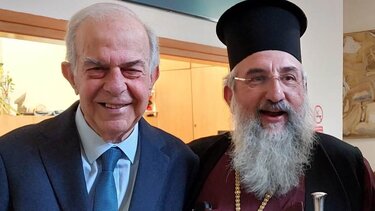 Πως το ψυχροπολεμικό κλίμα… έγινε αδελφικό ανάμεσα σε Αρχιεπίσκοπο και Δήμαρχο! 