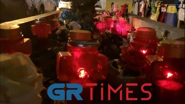 Λουλούδια και κεριά στο σημείο δολοφονίας του αδικοχαμένου Άλκη 