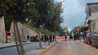 Διαμαρτυρία από το Εργατικό Κέντρο και τα Σωματεία, αναμένοντας τον Πρωθυπουργό