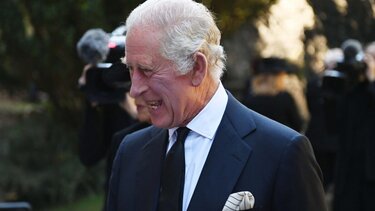 Ο βασιλιάς Κάρολος αντιμέτωπος με αντιμοναρχικούς διαδηλωτές