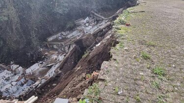 Δεκάδες φέρετρα κατέληξαν σε χαράδρα λόγω κατάρρευσης νεκροταφείου