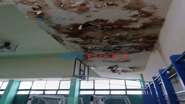 Μαθήματα σε διαδρόμους και τρεις τουαλέτες για 310 παιδιά