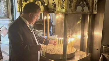 Γιατί άναψε κερί ο Άδωνις;