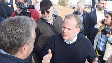 Θερμός εναγκαλισμός Καραμανλή - Αρναουτάκη