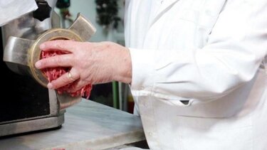 Πιάστηκε το χέρι της σε μηχάνημα του κιμά!