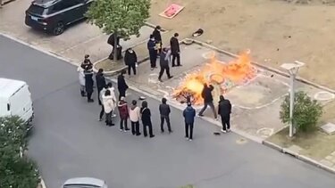 Εικόνες σοκ στην Κίνα: Καίνε στους δρόμους τα θύματα του κορωνοϊού