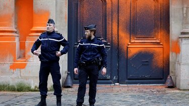 Γαλλία: Ακριβιστές πέταξαν μπογιά στην πύλη του πρωθυπουργικού μεγάρου