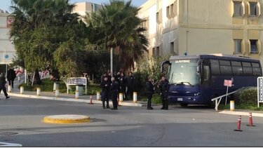 "Θύελλα" αντιδράσεων για την κλούβα των ΜΑΤ στο ΠΑΓΝΗ