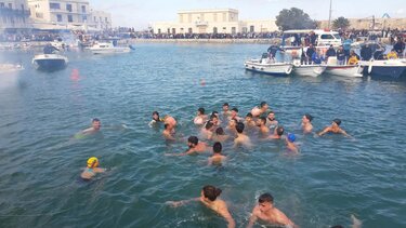 Πλήθος κόσμου στον αγιασμό των υδάτων στο Ρέθυμνο